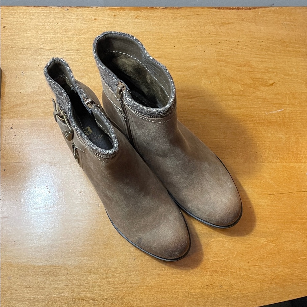 White Mountain Randolph Taupe Ankle Booties. Size 8.5